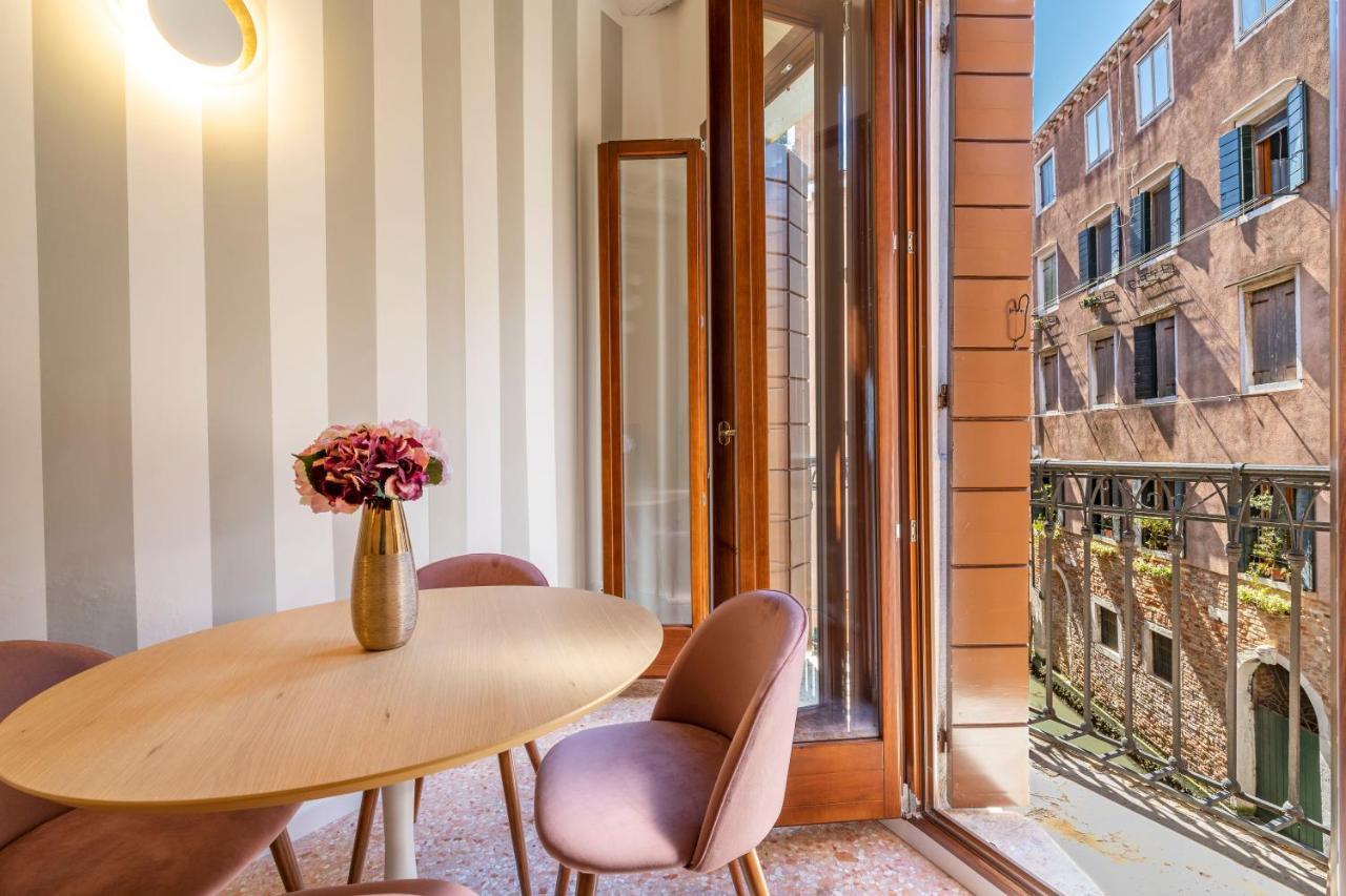 Apartamento Querini Suite-balcony On Canal, Close To San Marco *