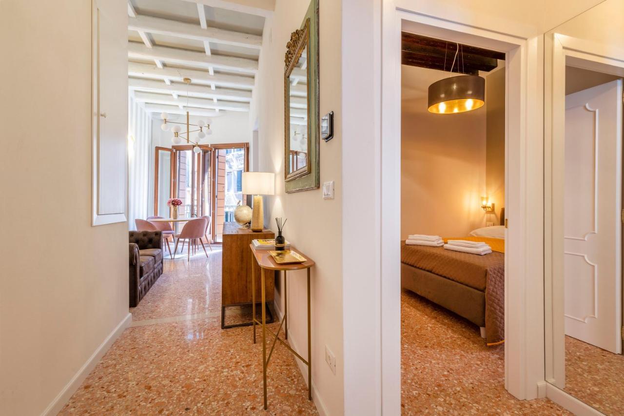Apartamento Querini Suite-balcony On Canal, Close To San Marco *